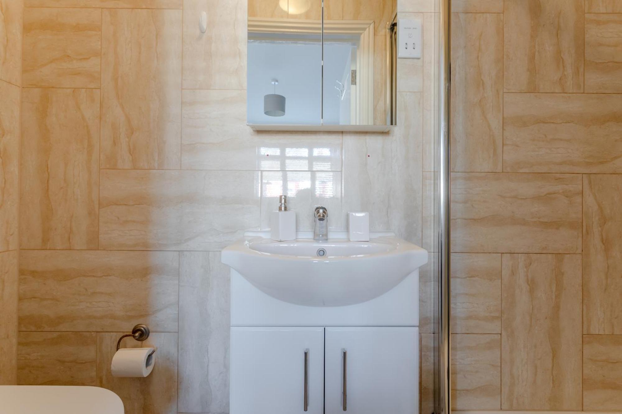 Apple House Wembley Hotel Барнет Екстериор снимка