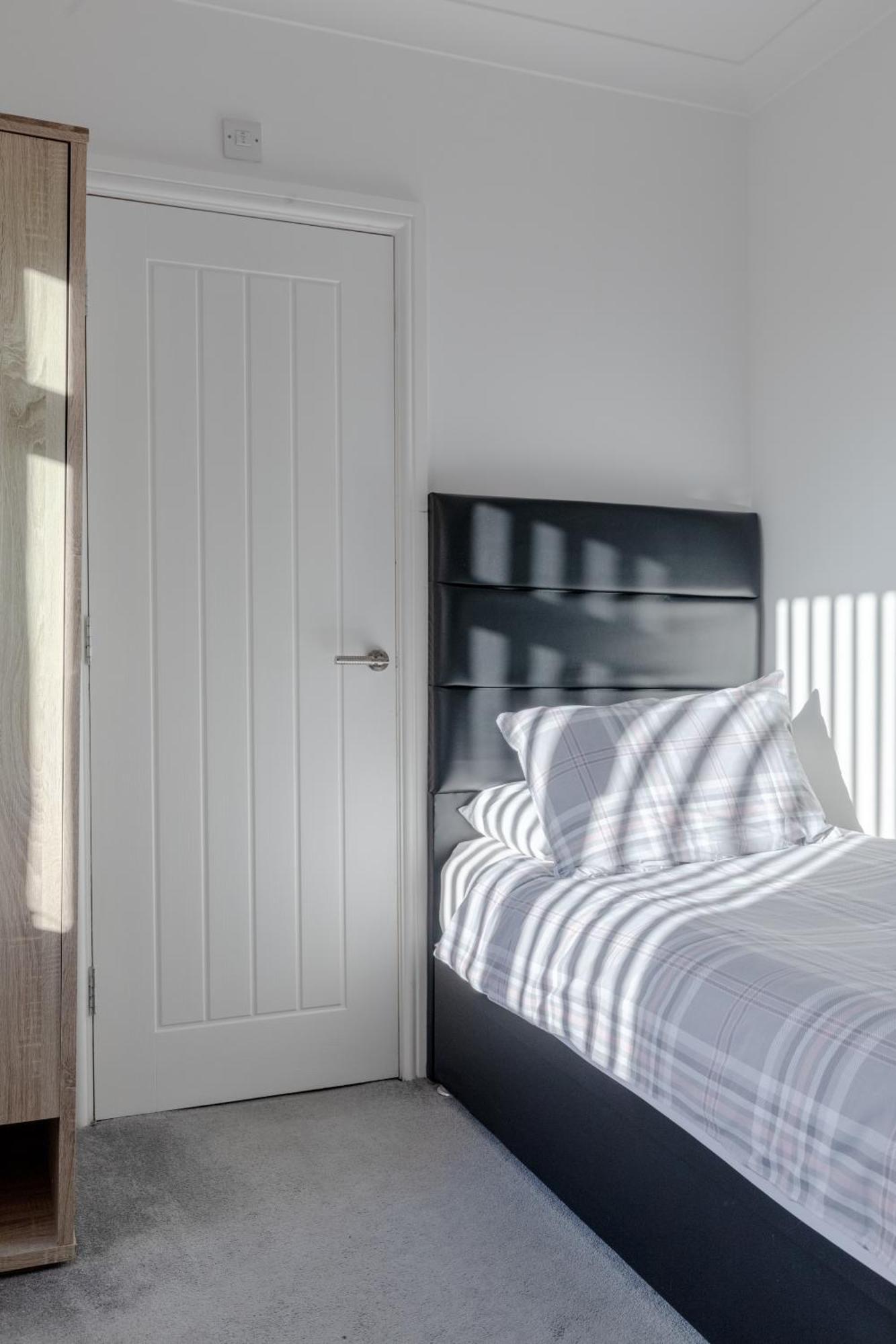 Apple House Wembley Hotel Барнет Екстериор снимка